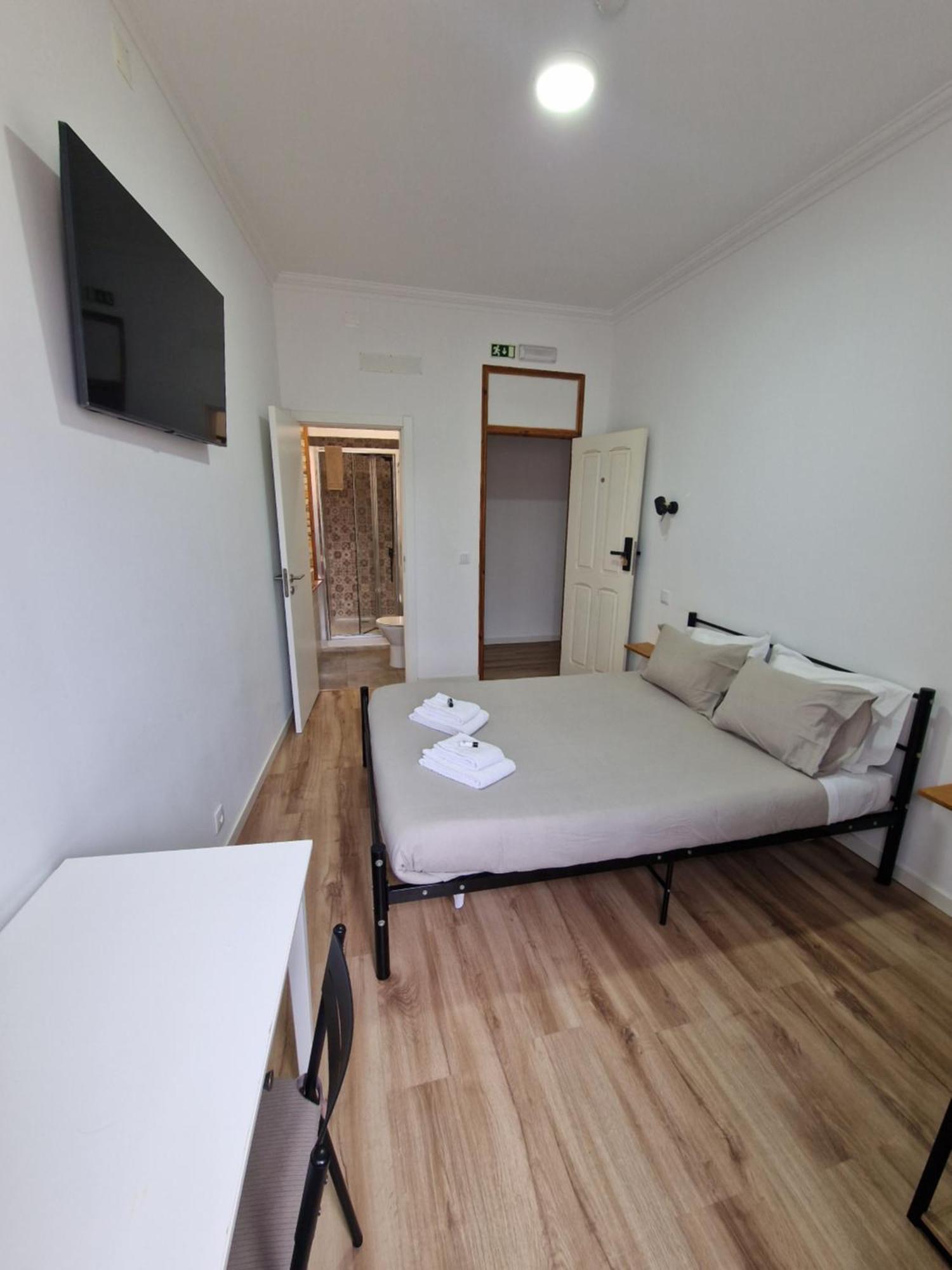 Wolley - Peniche Guesthouse ภายนอก รูปภาพ